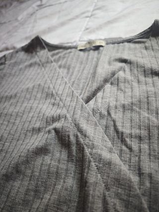 Camiseta croptop color gris 