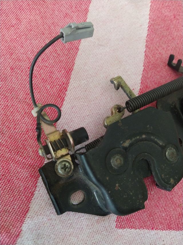 Cierre Capó Toyota Celica 99'