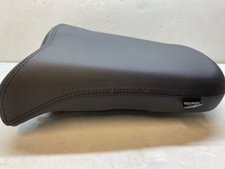 TRIUMPH ASIENTO CONFOR PASAJERO + ASIENTO PILOTO