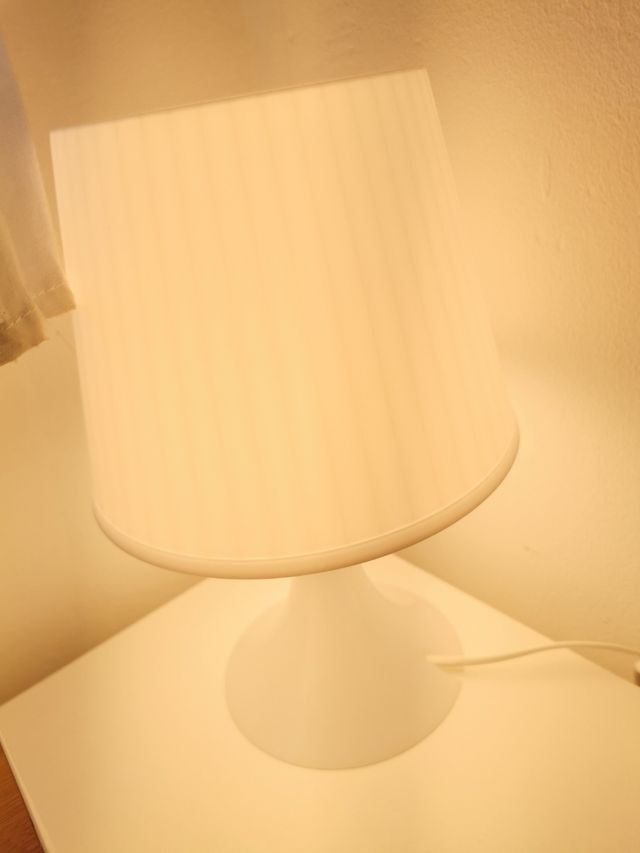 lámpara ikea incluye bombilla