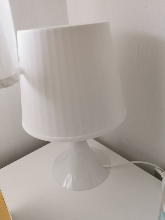 lámpara ikea incluye bombilla