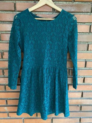 Vestido de encaje con manga larga