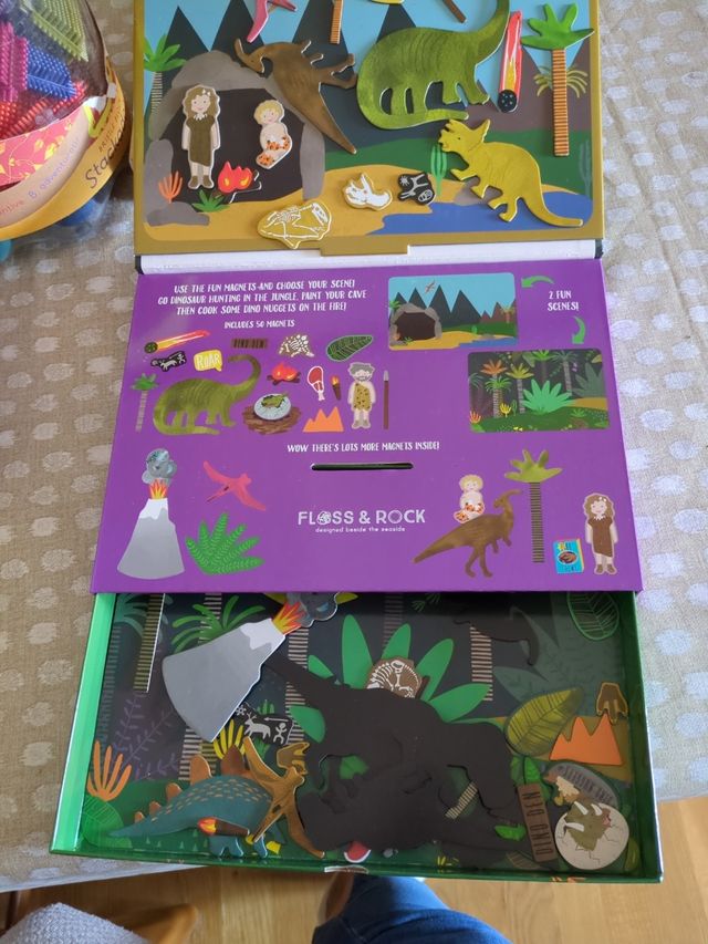 Juguete dinosaurio imán 