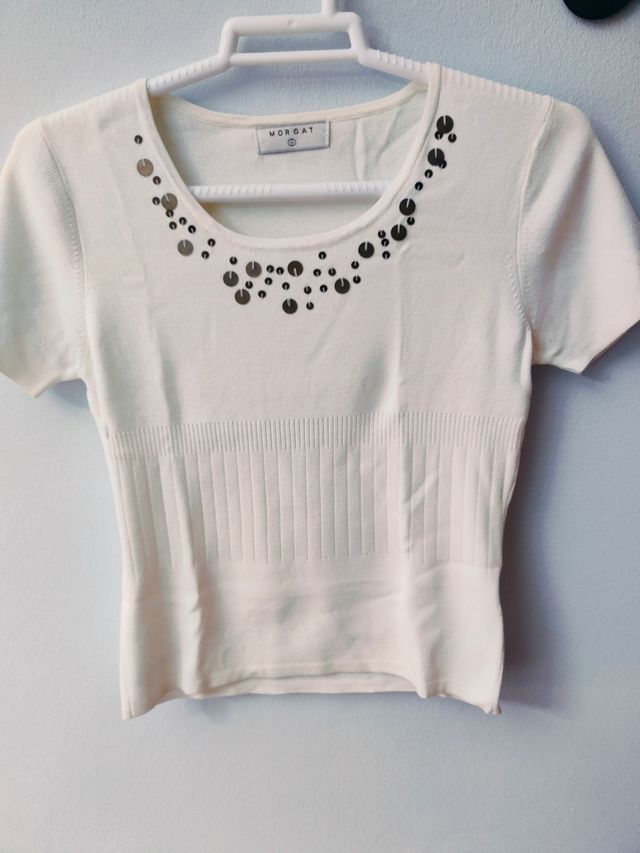 Camiseta color crema con tachuelas