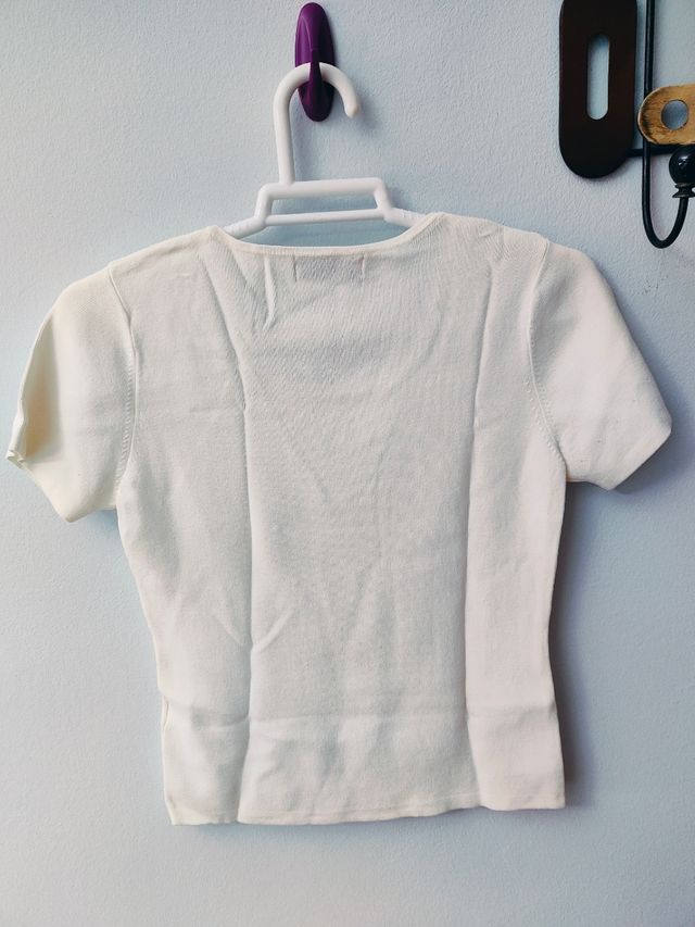 Camiseta color crema con tachuelas