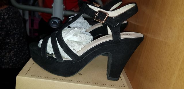 Tacones negros