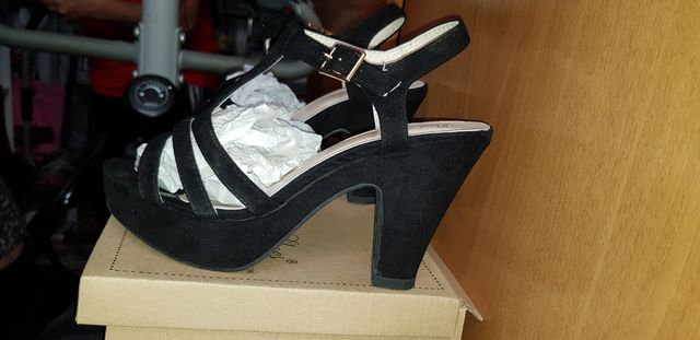 Tacones negros