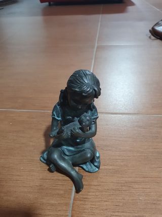 Figura niña acero