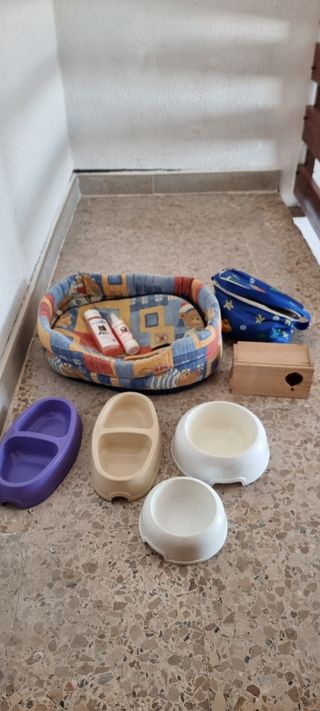 Comederos gatos o perros y nido periquito.