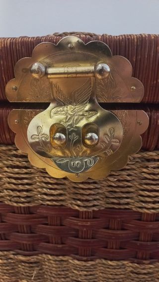 Baúl de Mimbre-Madera y Latón Antiguo
