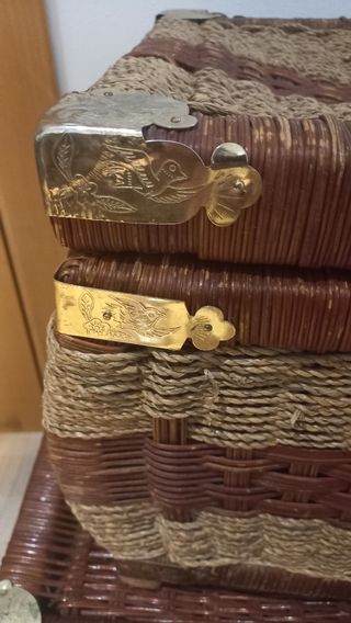 Baúl de Mimbre-Madera y Latón Antiguo