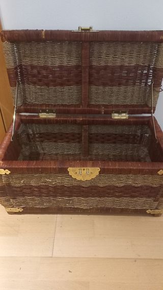 Baúl de Mimbre-Madera y Latón Antiguo