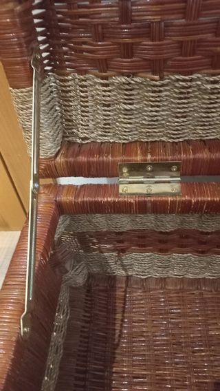 Baúl de Mimbre-Madera y Latón Antiguo