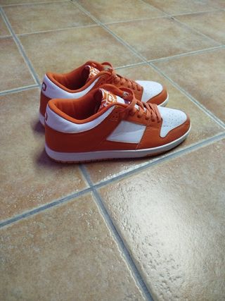 Zapatos naranja y blanco