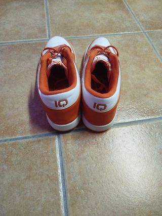Zapatos naranja y blanco