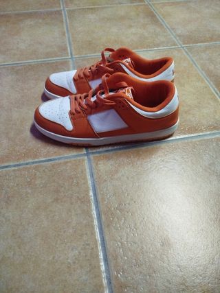 Zapatos naranja y blanco