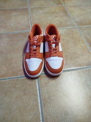Zapatos naranja y blanco