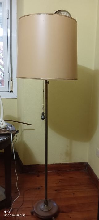 Lámpara de pié dorada