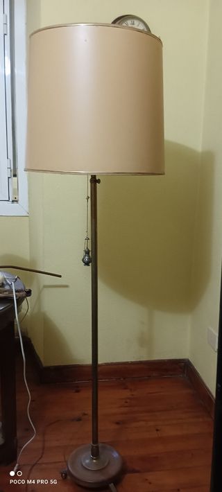 Lámpara de pié dorada