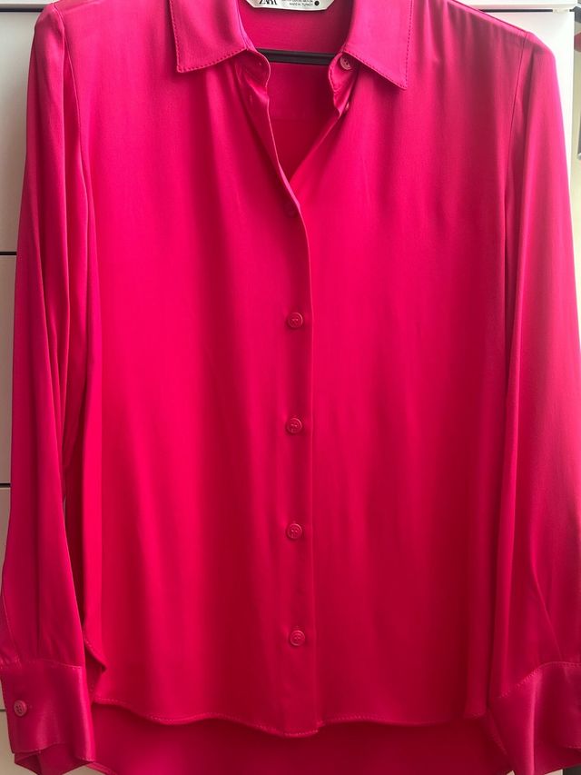 Camisa básica satinada de Zara en color fucsia de segunda mano por
