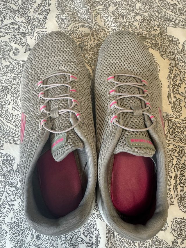 Skechers.  2 x 35 €