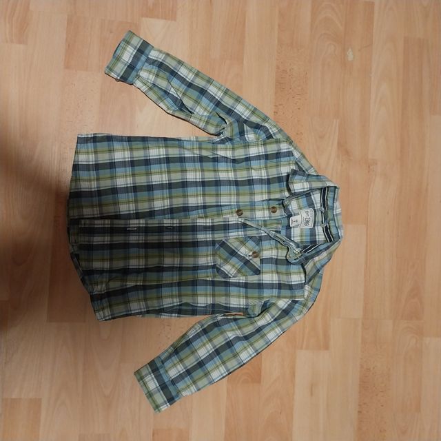 2 Camisas 1 Levi's ambas Talla  4 niño.