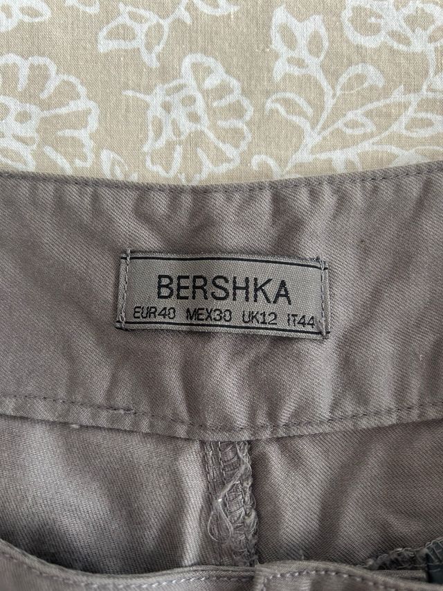 Pantalón ligero con pinza y abombachado de Bershka
