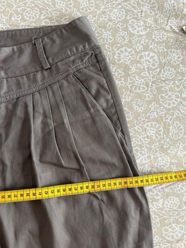 Pantalón ligero con pinza y abombachado de Bershka