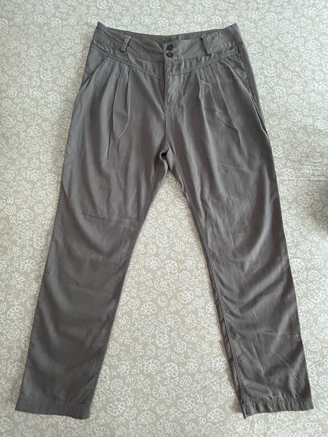 Pantalón ligero con pinza y abombachado de Bershka