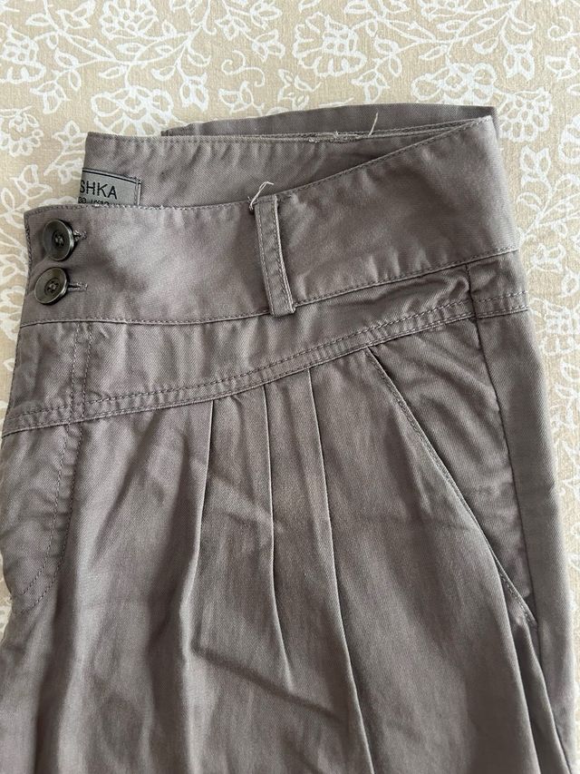 Pantalón ligero con pinza y abombachado de Bershka