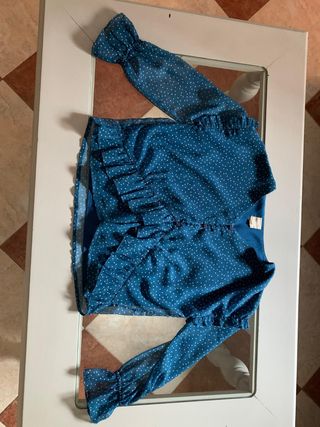 Blusa azul con lunares blancos