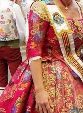 Traje de fallera color fucsia oscuro