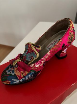 Traje de fallera color fucsia oscuro
