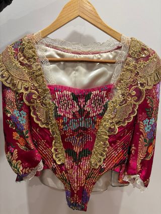 Traje de fallera color fucsia oscuro