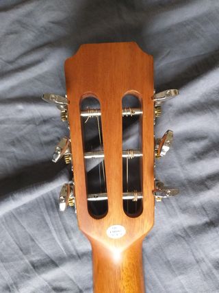 Guitarra electroacústica J. Neligan.