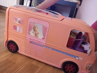 Caravana Barbie con dos muñecas