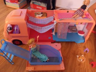 Caravana Barbie con dos muñecas
