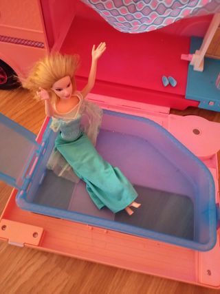 Caravana Barbie con dos muñecas
