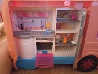 Caravana Barbie con dos muñecas