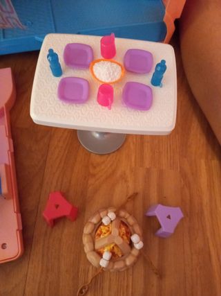 Caravana Barbie con dos muñecas