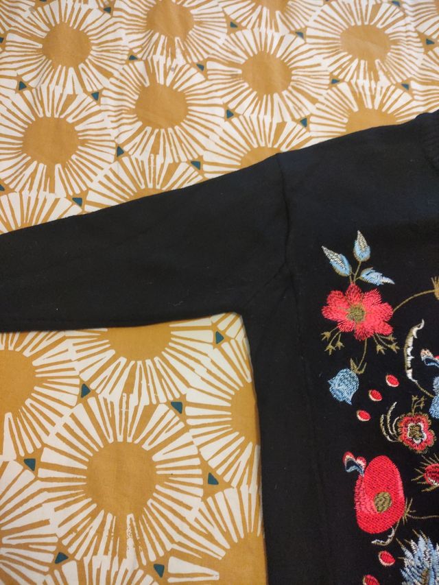Jersey con flores bordadas