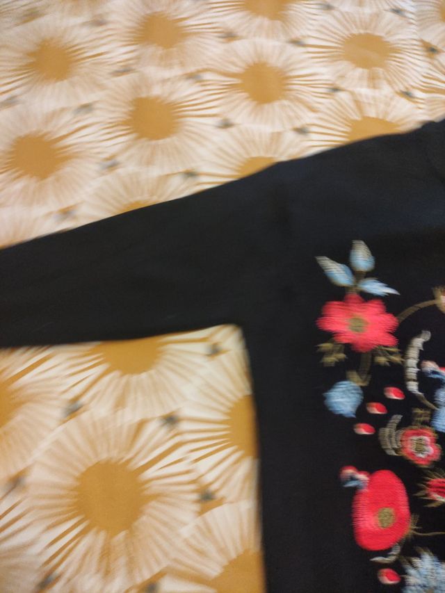 Jersey con flores bordadas