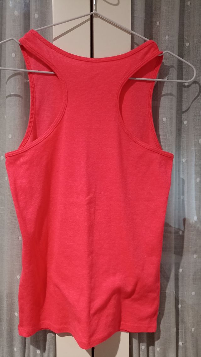 Camiseta fucsia tirantes cruzado