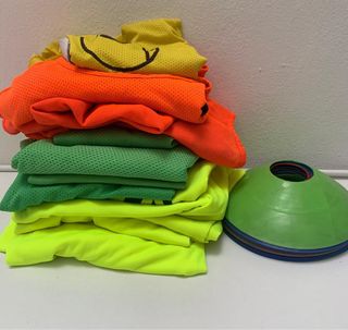 Petos y conos de futbol