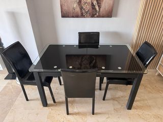 Mesa de salon con juego de sillas