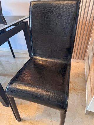 Mesa de salon con juego de sillas