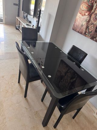 Mesa de salon con juego de sillas