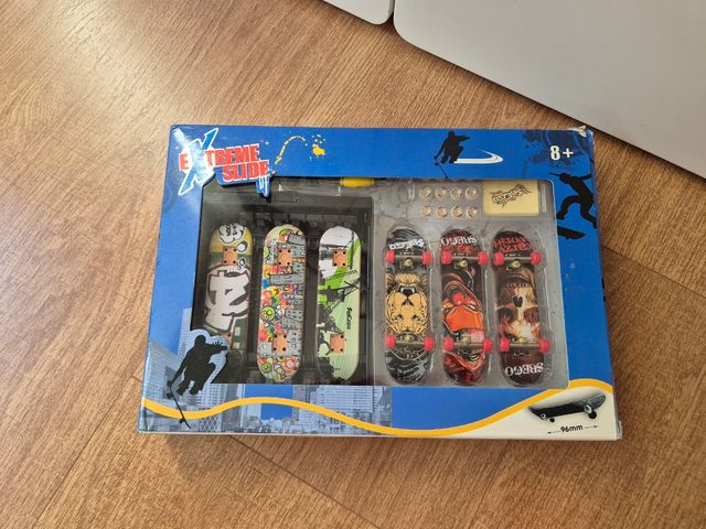 Caja monopatines dedos