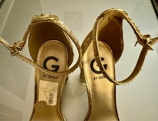 Zandalias BY Guess