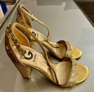 Zandalias BY Guess
